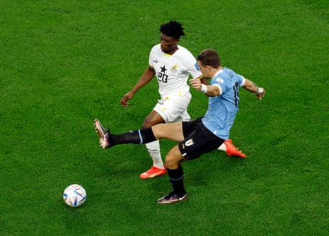 Mohammed Kudus fouls Gimenez. He felt that.