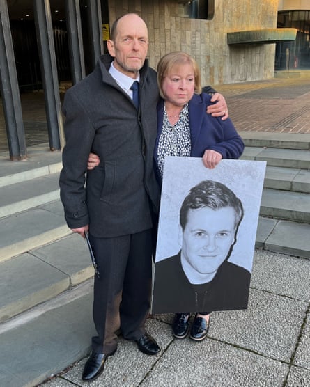 Stuart et Jill Atkinson tenant une photo de leur fils James.