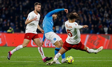 Giovanni Simeone fires in a late winner for Serie A leaders Napoli