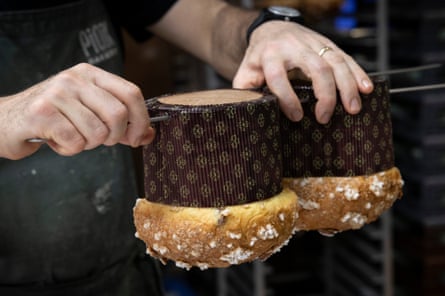 يتم خبز البانيتون على أسياخ وتعليقه رأسًا على عقب حتى يبرد.