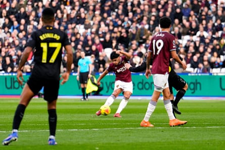 Mateus Fernandes fires home West Ham’s third first-half goal