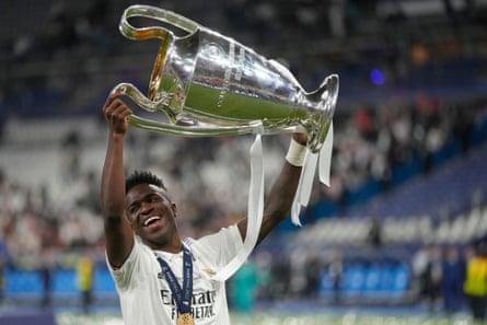 Vinícius Júnior lifts the Champions League trophy.