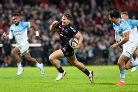 The French scrum-half Antoine Dupont runs with the ball to score Toulouse's second try during the French Top 14 match between Toulouse and Bayonne
