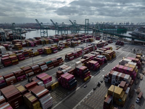 Wähler geben bei einer Wahl ihre Stimme ab