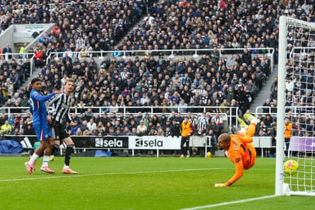 Nick Woltemade scores for Newcastle against Chelsea