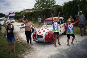Stage 11: Spectators wait for the riders during the 11th stage from Sorgues to Malaucène