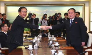 Corea del Sud unificante ministro Cho Myung-Gyun (a sinistra) onde mani con il delegato capo nordcoreano Ri Son-Gwon al corpo di Panmunjom.