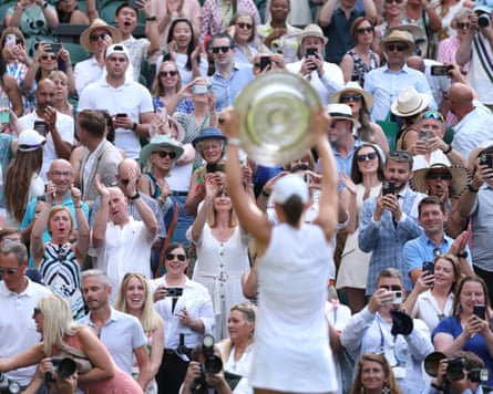 Iga Swiatek shows off the Venus Rosewater Dish after beating Amanda Anisimova 6-0, 6-0 to win Wimbledon for the first time, in 2025