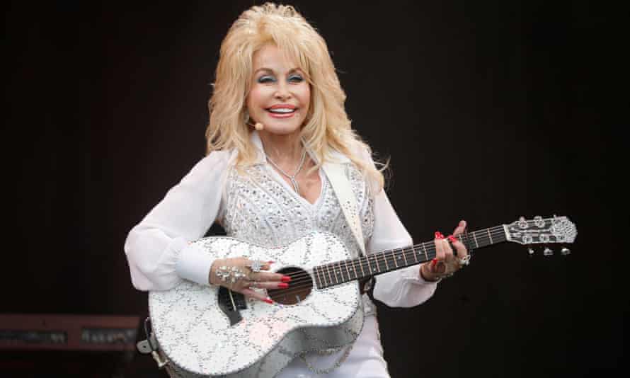 Dolly Parton on the Pyramid Stage in 2014