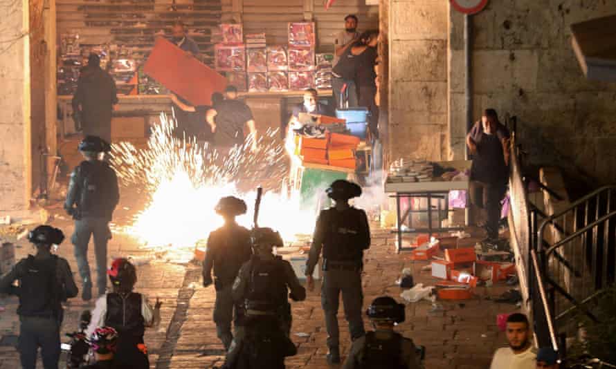 Scores injured in second night of Jerusalem clashes | Israel | The Guardian