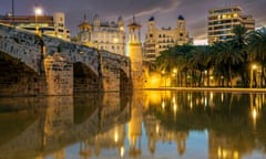 Del Mar bridge (Puente del Mar) and city skyline, Turia Garden, Valencia