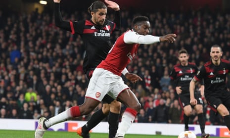 Danny Welbeck starts to fall with Milan defender Ricardo Rodríguez just behind him.
