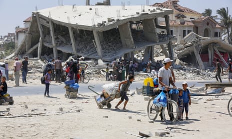 Palestinians flee Israeli attacks in Khan Younis.