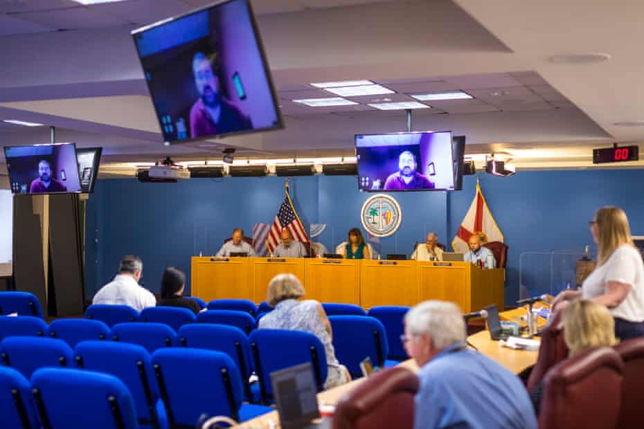 Uma reunião do conselho municipal no prédio do governo em Marathon, Flórida, em 21 de junho de 2021.