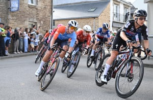 The peloton takes the narrow streets of Vannes at full speed