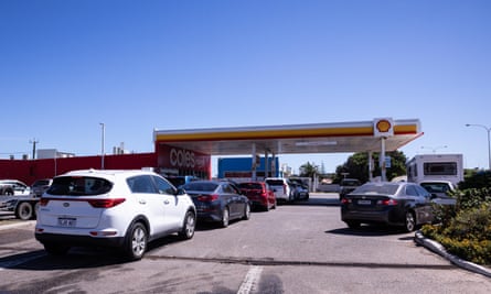 Les clients font le plein dans une station-service ou une station-service d'Australie-Occidentale.