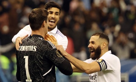 Karim Benzema comemora com Thibaut Courtois e Marco Asensio