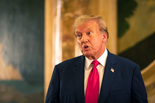 Donald Trump fue entrevistado por funcionarios de libertad condicional de Nueva York el lunes, un paso requerido antes de su sentencia en julio en su caso criminal de dinero en silencio, informó Associated Press.