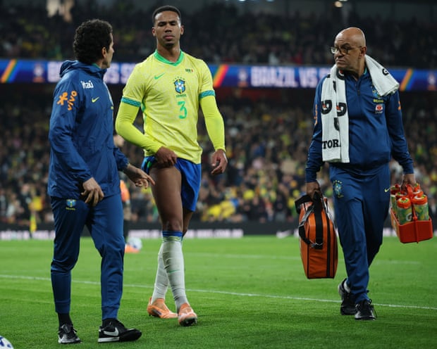 Una lesión en el muslo podría dejar fuera de juego a Gabriel Magalhães del Arsenal durante al menos un mes. Una lesión en el muslo podría dejar fuera de juego a Gabriel Magalhães del Arsenal durante al menos un mes.