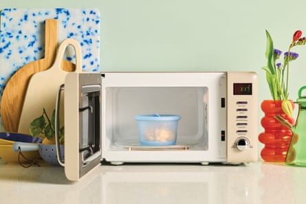 Anyday Deli silicone container making popcorn in a microwave