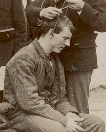 Des étriers ont été utilisés pour mesurer la tête des habitants d'Inishbofin en 1892.