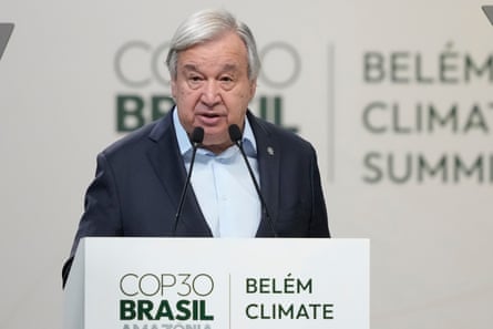 António Guterres habla por los micrófonos en un atril de la COP30.