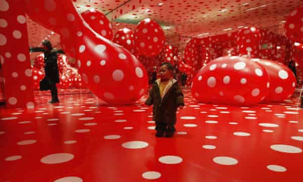 Bezoekers bij Kusama's Kusamatrix-tentoonstelling in Tokio, 2004.