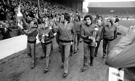 Kapten Nottingham Forest, John McGovern, (kiri) memimpin putaran kehormatan dengan trofi Kejuaraan Liga pada tahun 1978