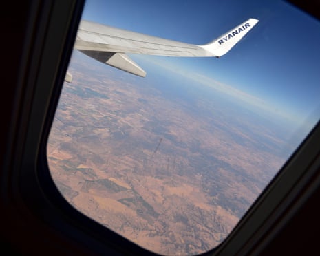 Tầm nhìn từ cửa sổ máy bay Ryanair
