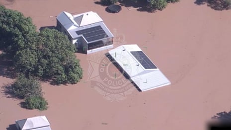 洪水淹没的道路和房屋