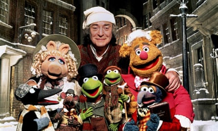 Michael Caine dans un dernier verre avec ses bras autour d'un groupe de Muppets