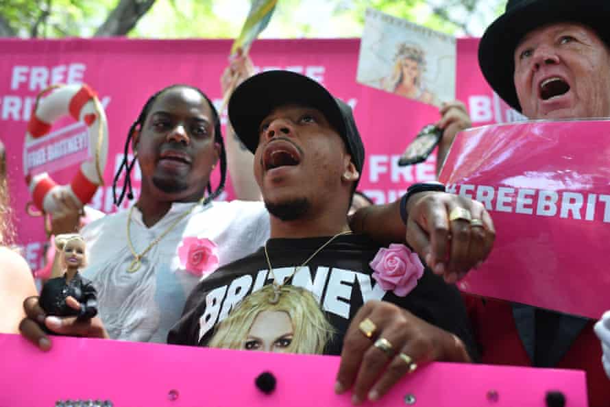 Los fanáticos y simpatizantes de Britney Spears se reúnen en el Tribunal de Distrito de Los Ángeles antes de la audiencia del Conservatorio el 14 de julio.