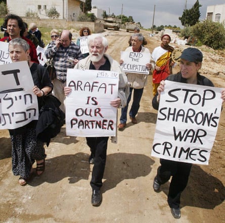 Uri Avnery marching with Gush Shalom peace activists, 2002.
