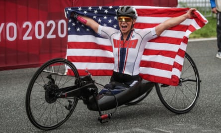 Masters célèbre après avoir remporté la course cycliste sur route féminine H5 aux Jeux paralympiques de Tokyo en 2021