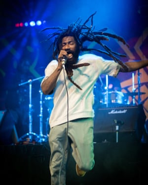 Tio Massing performing