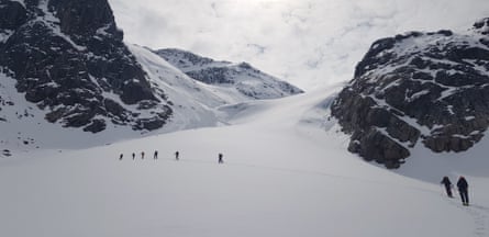 ski touring di atas gletser di Greenland. Tanpa perlu lift atau helikopter, ski touring dapat membawa Anda ke mana pun di dunia.