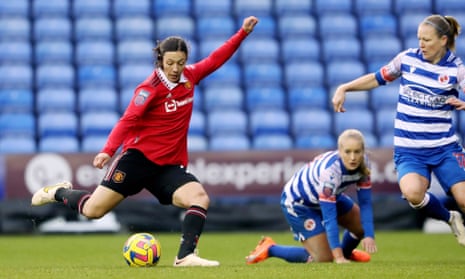 Rachel Williams scores in the 87th minute to give Manchester United a 1-0 victory at Reading that put them top of the league on goal difference.