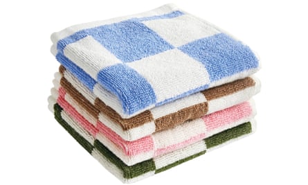 Une pile de serviettes en damier