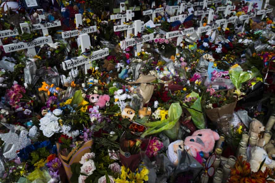 Des fleurs, des animaux en peluche et des bougies sont empilés autour d'un mémorial à l'école primaire Robb à Uvalde, lundi, pour honorer les victimes tuées lors de la fusillade dans une école la semaine dernière.
