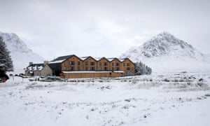 The Kingshouse Hotel, with Buachaille Etive Mòr to the right and the original 18th-century hotel to the left.