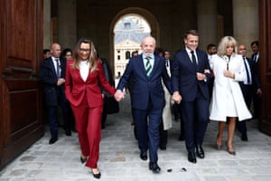 Lula, Macron and their wives walking towards camera