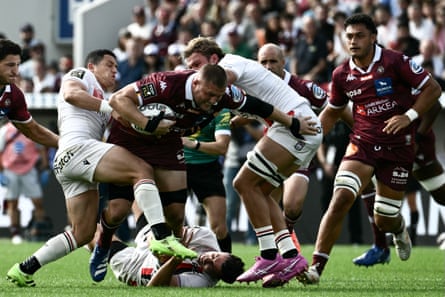 Tom Willis breaks through three players for Bordeaux