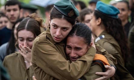 جنود إسرائيليون يحضرون جنازة جندي زميل لهم في القدس.