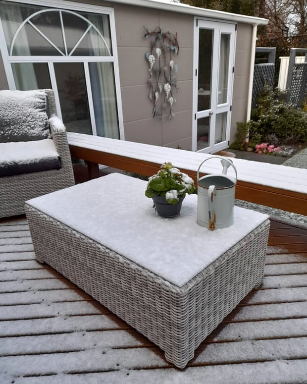 La neve copre i mobili e la superficie da esterno