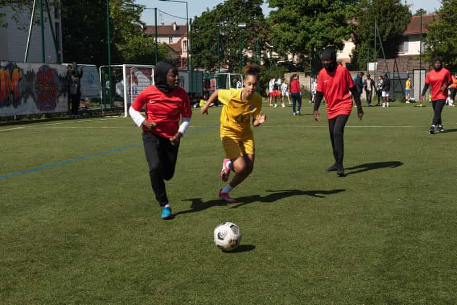 Karthoum Dembélé playing with Les Hijabeuses