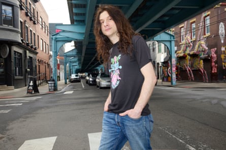 Kurt Vile in jeans and T-shirt on a city street