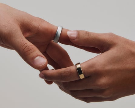 The Oura Ring 5 on a pair of hands in partial embrace.