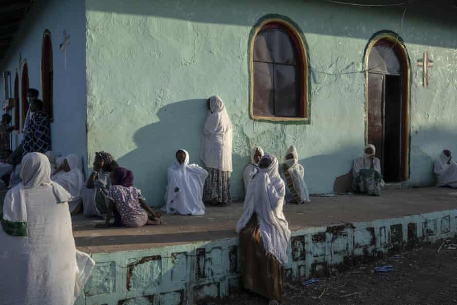 Tigrayanske kvinder, der flygtede fra konflikten i Etiopiens Tigray-region, beder ved en kirke nær Um Rakuba flygtningelejr i Qadarif, det østlige Sudan.