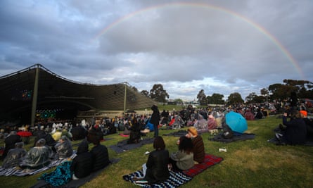Un arc-en-ciel est vu alors que les fans de musique assistent au concert Play On Victoria au Sidney Myer Music Bowl