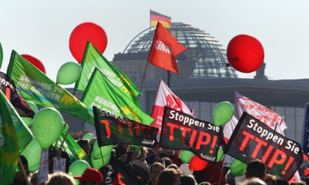 Potesters against the TTIP trade deal carry banners and balloons in Berlin on Saturday.